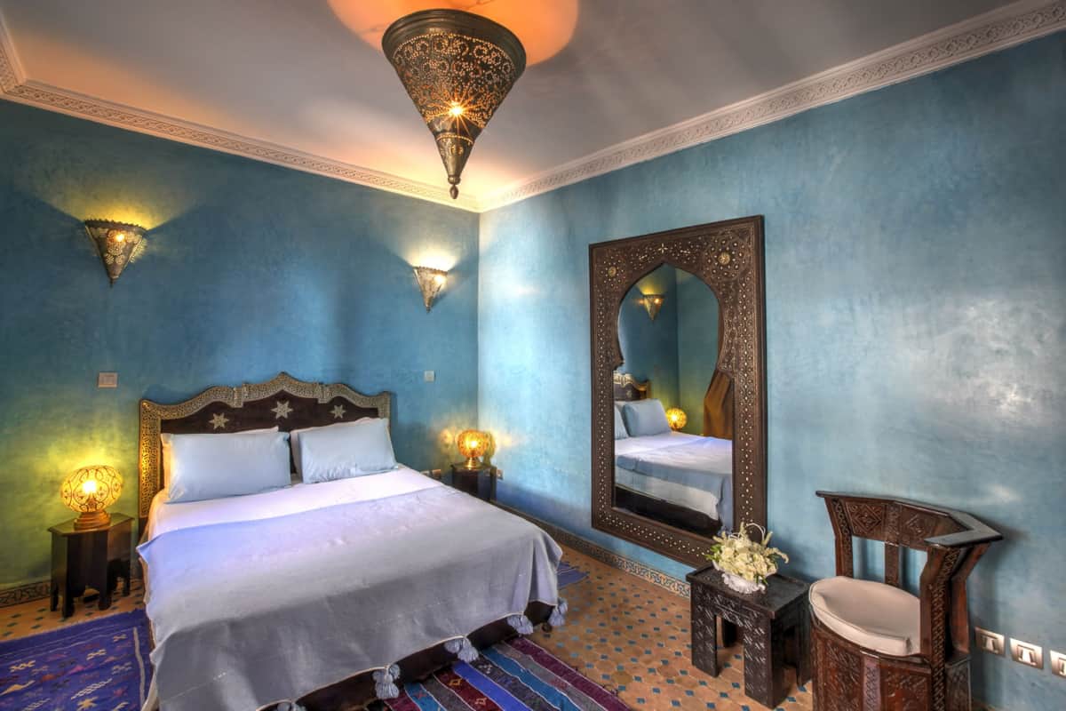 Chambre Turquoise aux zelliges bleus et tadelakt poli du Riad Shemsi