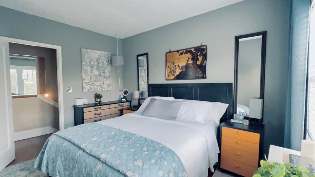 Queen size bed in upstairs bedroom