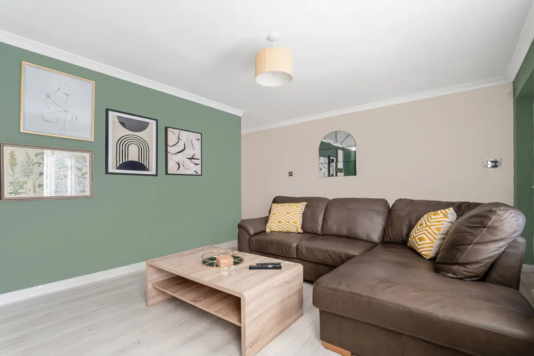 Stylish 2-Bed House Private Driveway (9)
