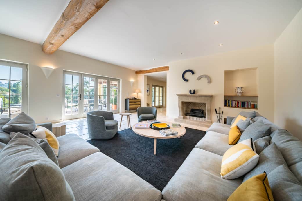 Living room towards the fireplace
