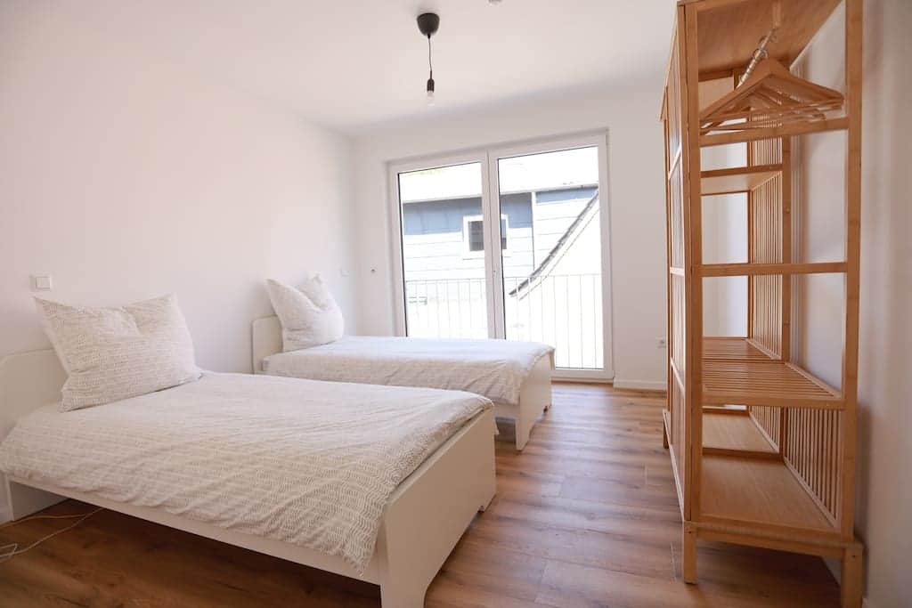 Bedroom with 2 single beds