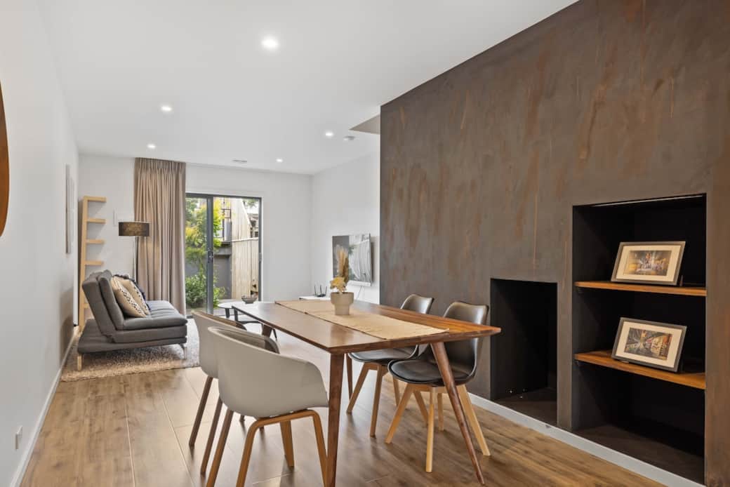 Experience the perfect experience in our open-plan kitchen and dining area. The kitchen is equipped with state-of-the-art appliances and a breakfast bar. The large window invites natural light, creating a warm and inviting atmosphere. 
