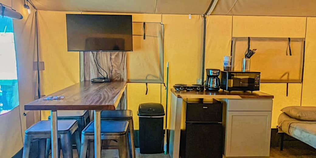 Safari Cabin come with mini fridge, 2 burner electric cooktop, microwave, coffee maker, pot, pans, c Safari Cabin come with mini fridge, 2 burner electric cooktop, microwave, coffee maker, pot, pans, c