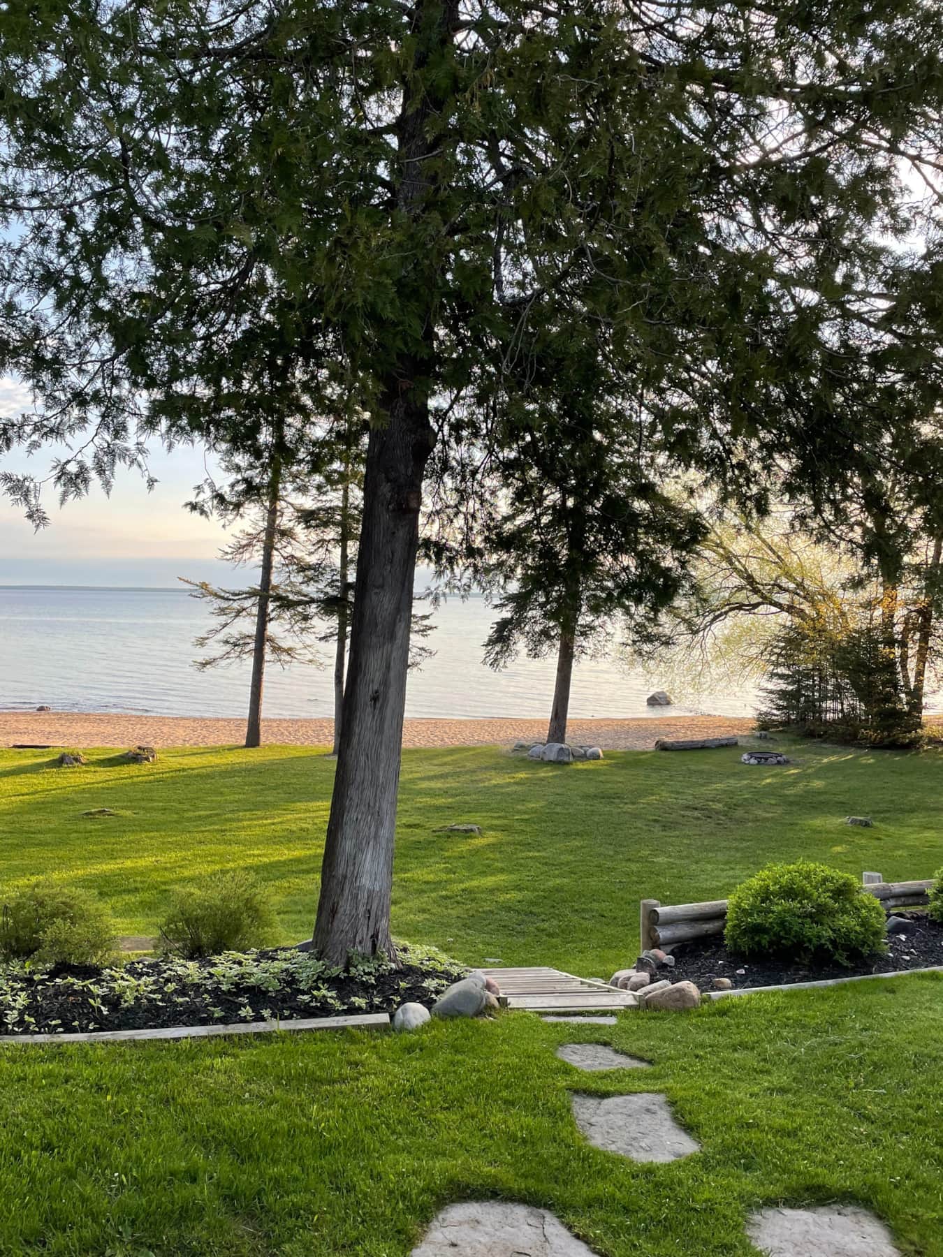 THE LAKE - Private Shoreline. Kayaks. Freighters. Sunrise. Beach Fires. THE LAKE - Private Shoreline. Kayaks. Freighters. Sunrise. Beach Fires.