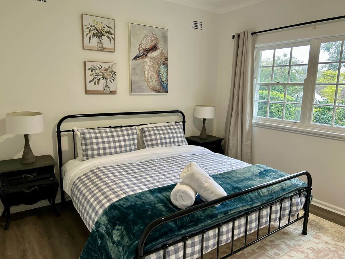 King Sized bed, linen and towels provided. Ceiling fan and clothes storage
