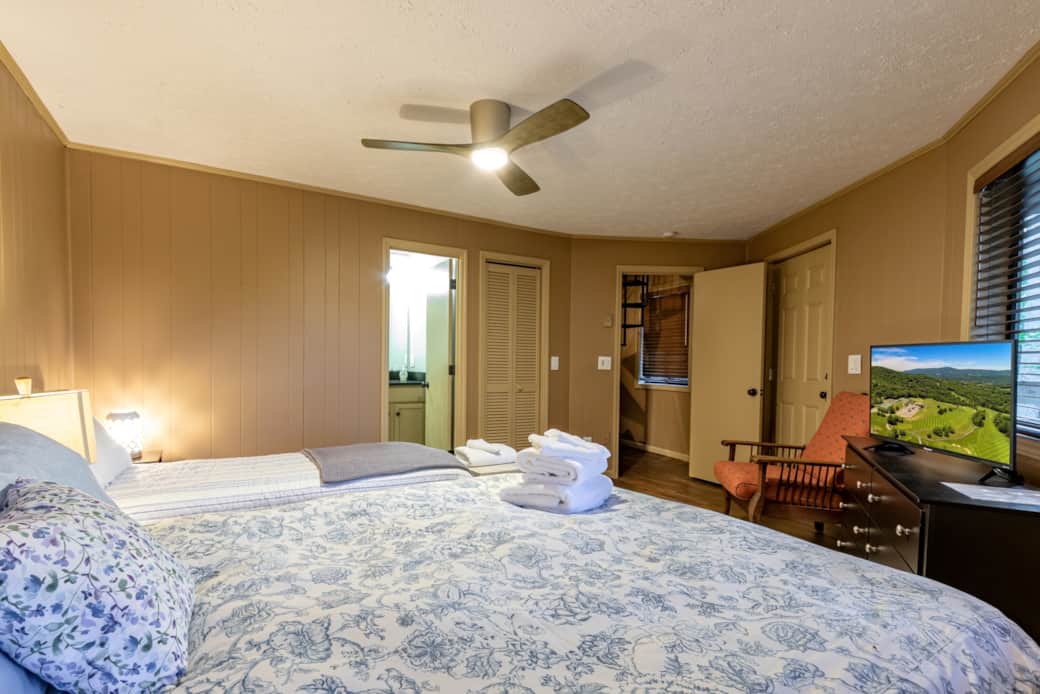 Queen and Twin Bedroom 2 Interior View