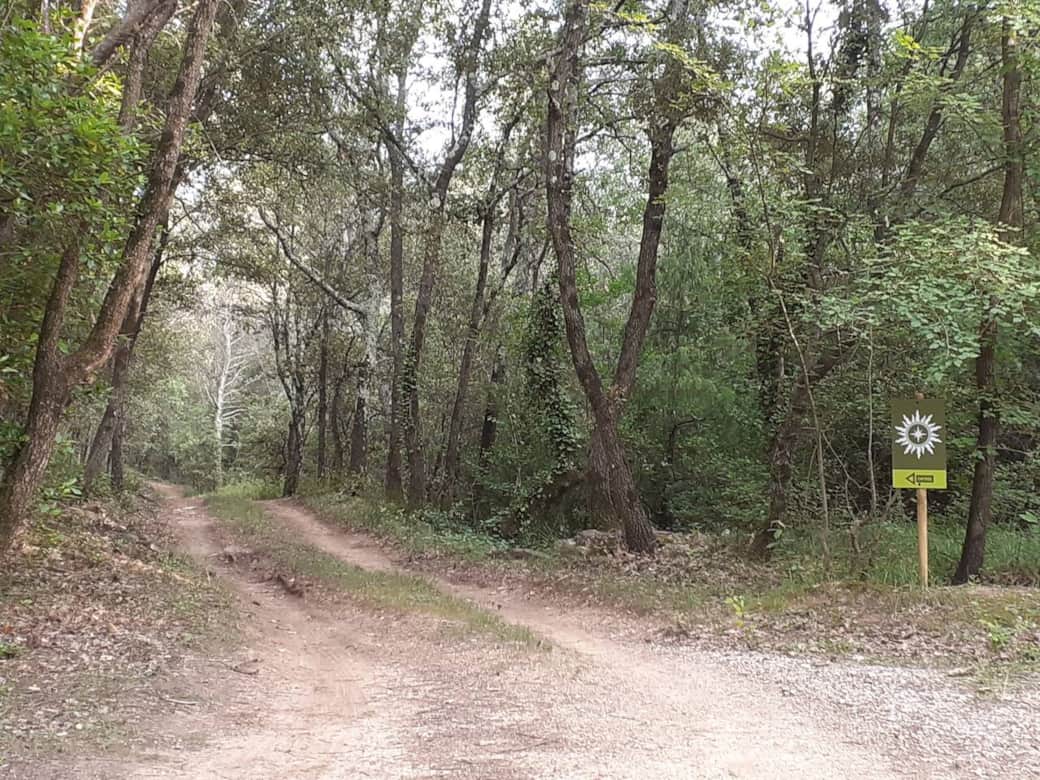 Le 2e panneau indique l'entrée du site, avec 2 emplacements pour les voitures sur la gauche (Cf photo emplacements) Le 2e panneau indique l'entrée du site, avec 2 emplacements pour les voitures sur la gauche (Cf photo emplacements)
