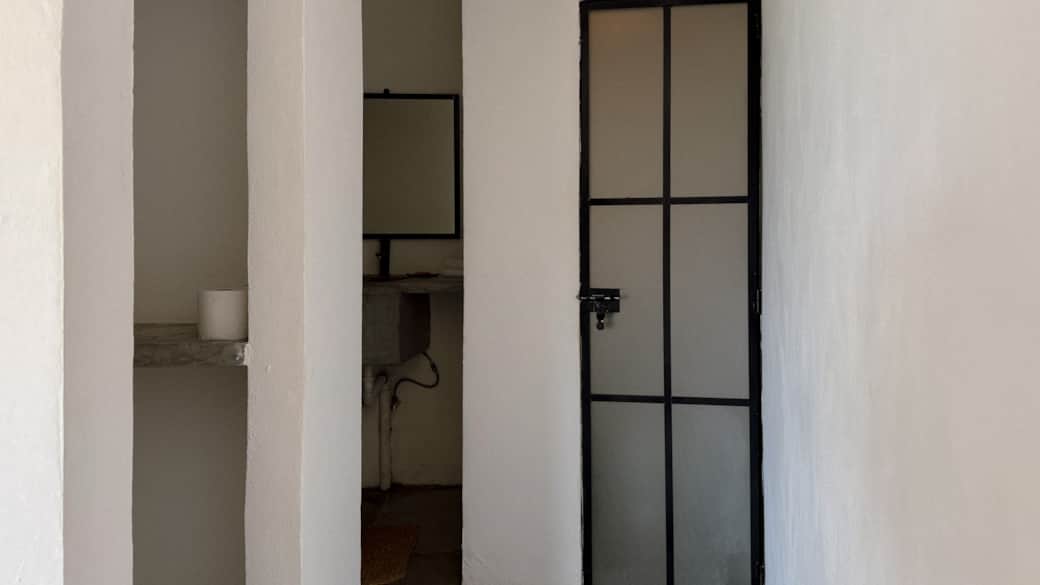 Vista hacia baño, closet, y regadera. Vista hacia baño, closet, y regadera.