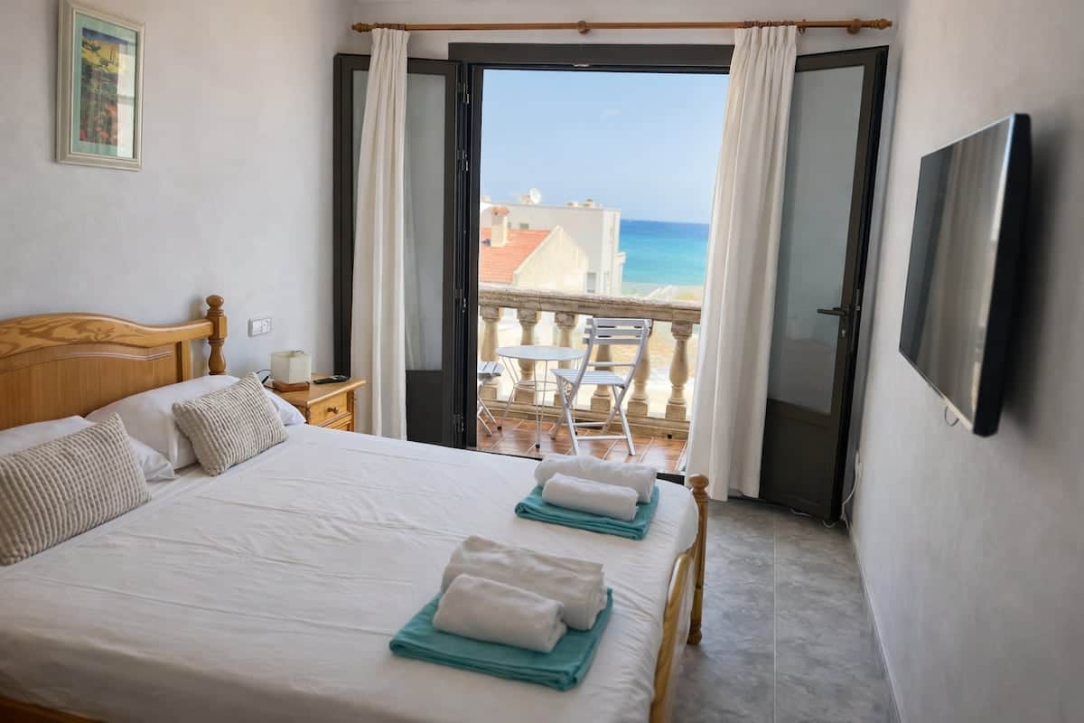 Dormitorio con vistas al mar donde la luz y la calma mediterránea acompañan cada despertar