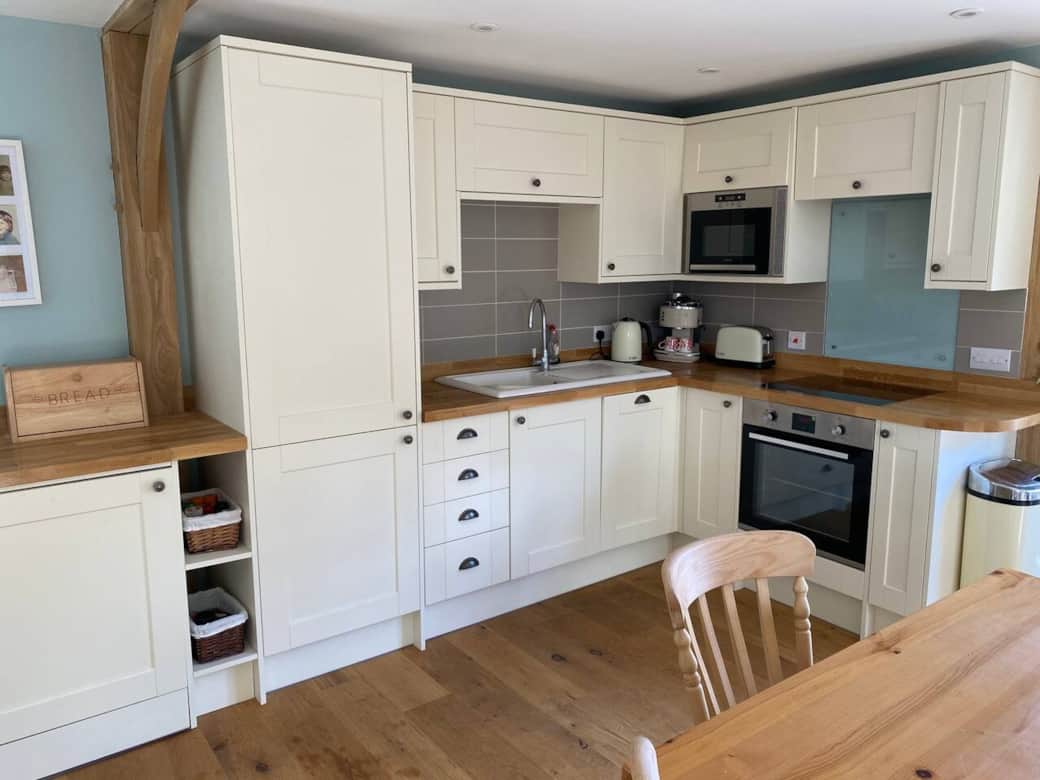 Includes: all electric hob, oven, microwave, kettle, toaster, dishwasher & built i. Fridge freezer. 