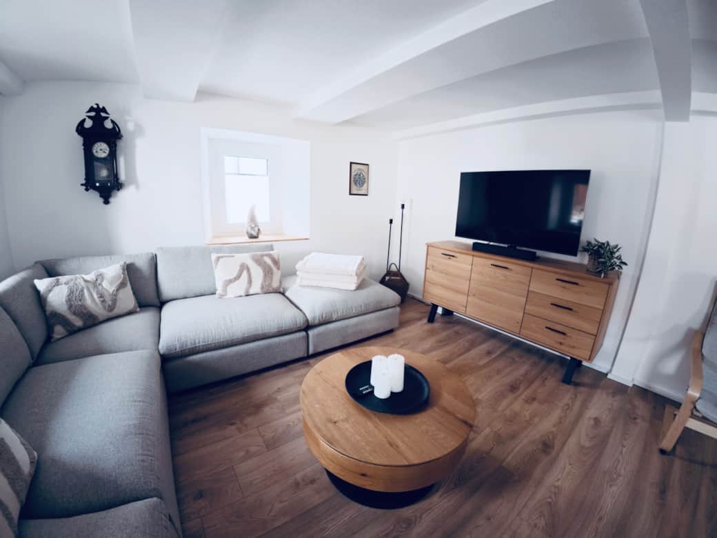 Stilvolles Wohnzimmer mit viel Licht