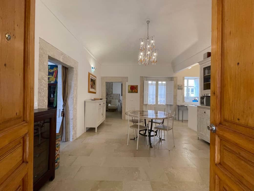 L’accogliente ingresso e tinello, con angolo cottura.