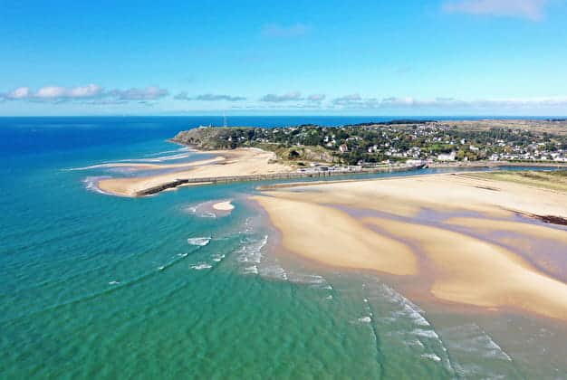 Vue aérienne du port de Carteret et plage de sable fin à Barneville-Carteret en Normandie