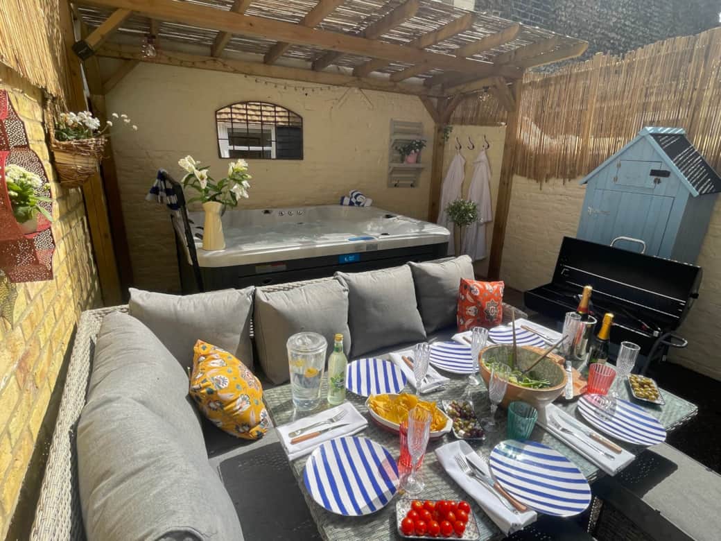 Outdoor dining in al fresco style by hottub Ramsgate holiday cottage Bluebirds