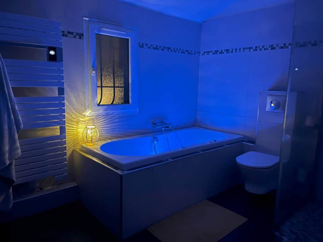 Profitez d'un moment de détente avec la baignoire balnéo.