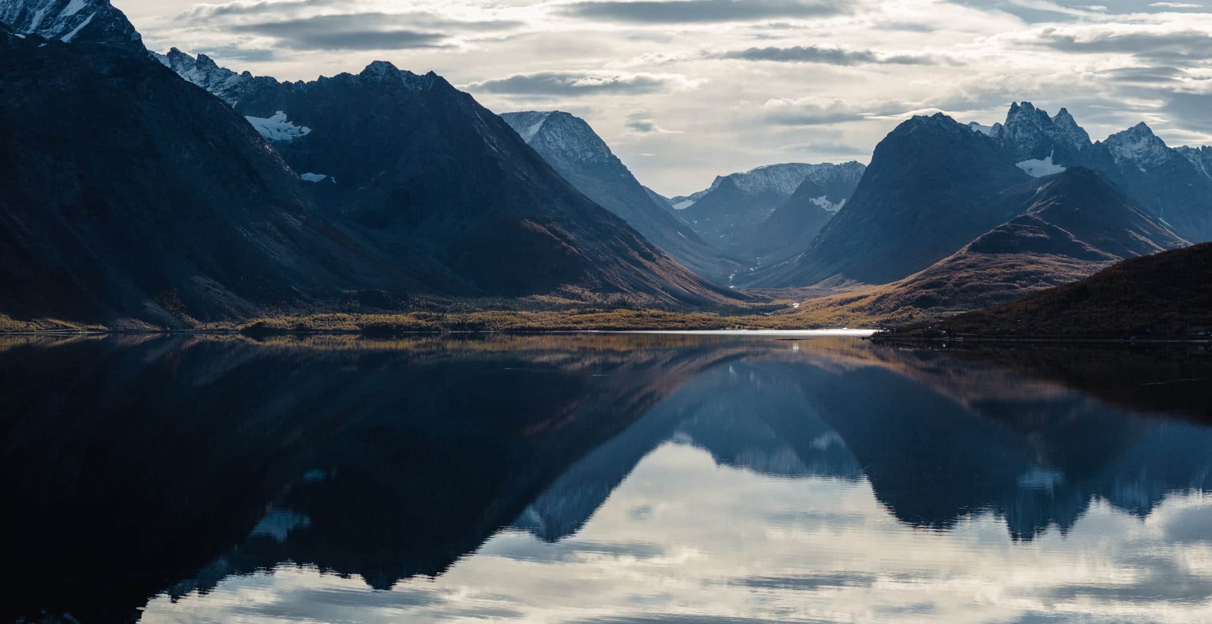 Gletscherberge der Lyngen-Alpen spiegeln sich im Fjord