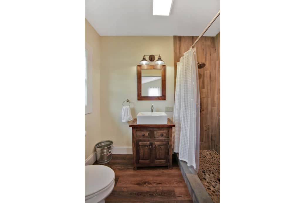 Full bathroom #1