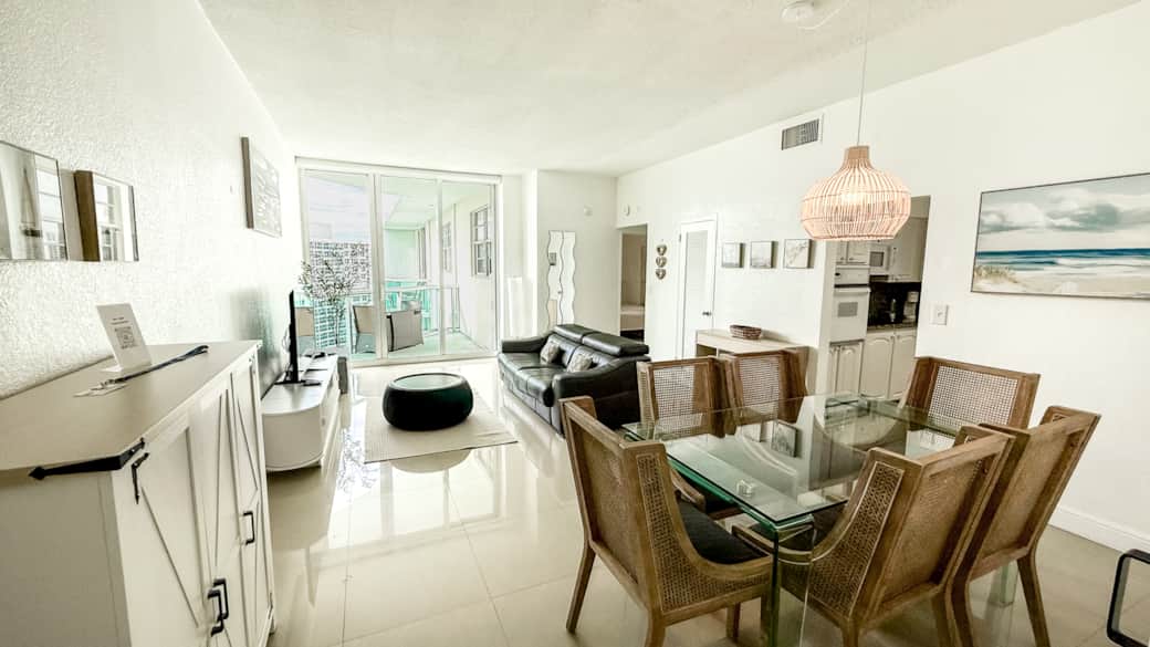Comedor, sala de estar y balcón Comedor, sala de estar y balcón