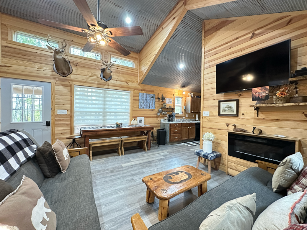 The hideaway cozy lakefront retreat