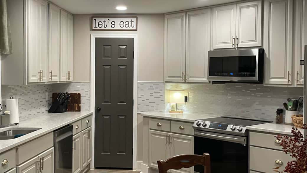 Modern kitchen with full pantry, knife block & cutting boards, blender, toaster, mixer, crockpot, gr
