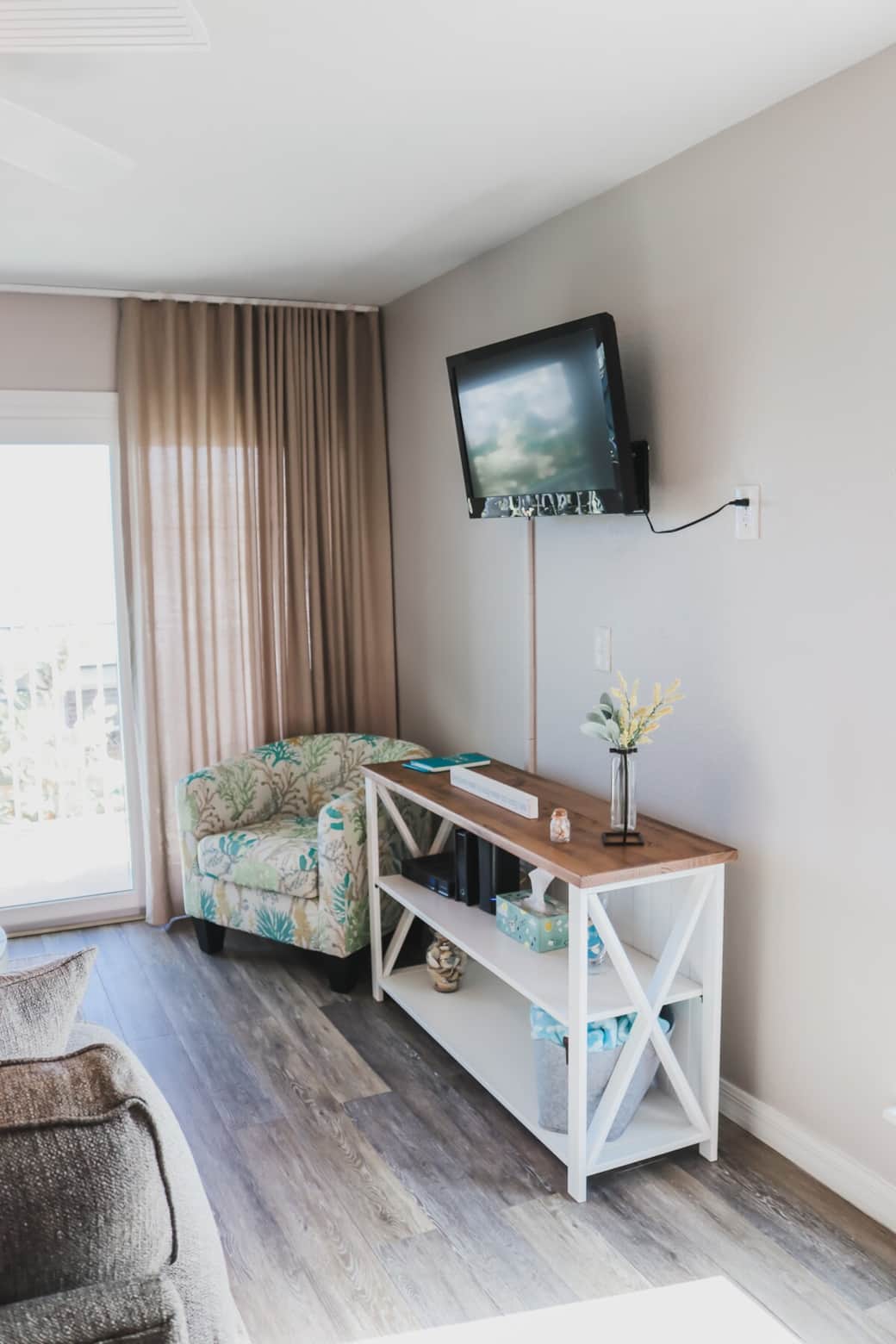 Cable TV and free WiFi.