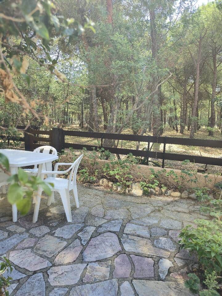🌿 Terrasse privative avec salon de jardin, parfaite pour les repas en plein air. 🌿 Terrasse privative avec salon de jardin, parfaite pour les repas en plein air.