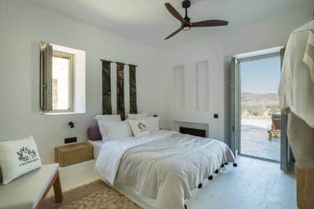 Bedroom with air-condition and ceiling fan