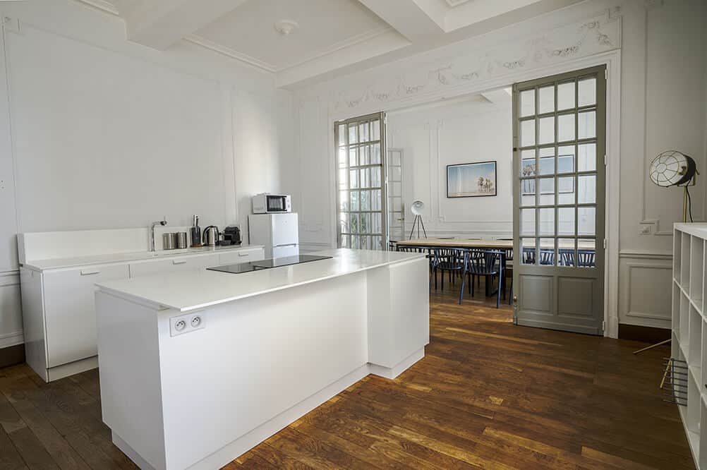 Equipped kitchen open to the dining area