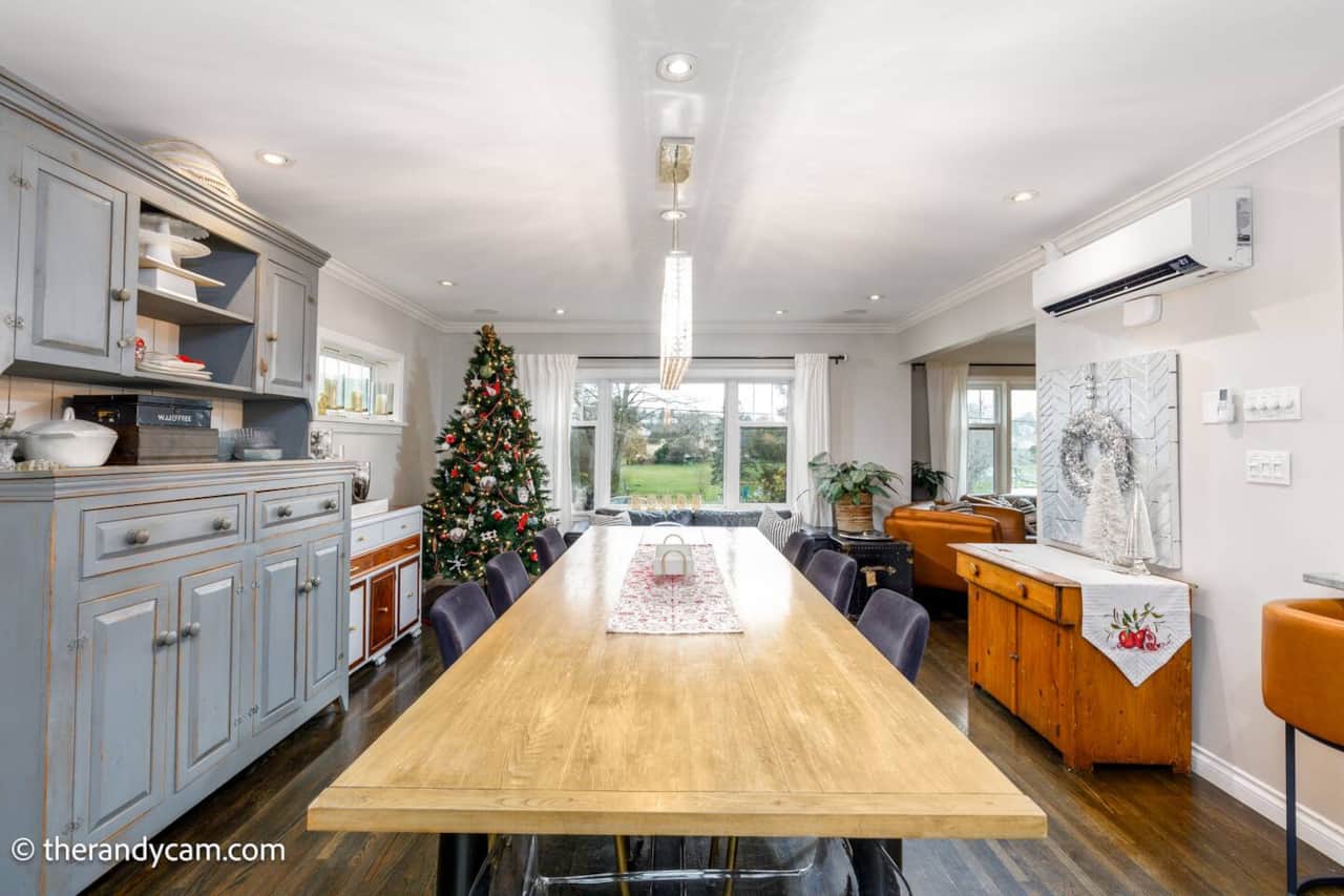 Large dining room with seating for 8-10 people. 