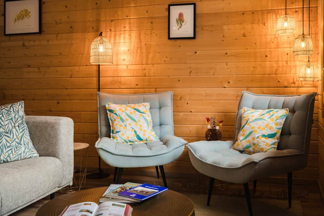 Cozy Chalet Oz lounge with soft armchairs, warm lighting and modern alpine décor in Vitznau Cozy Chalet Oz lounge with soft armchairs, warm lighting and modern alpine décor in Vitznau