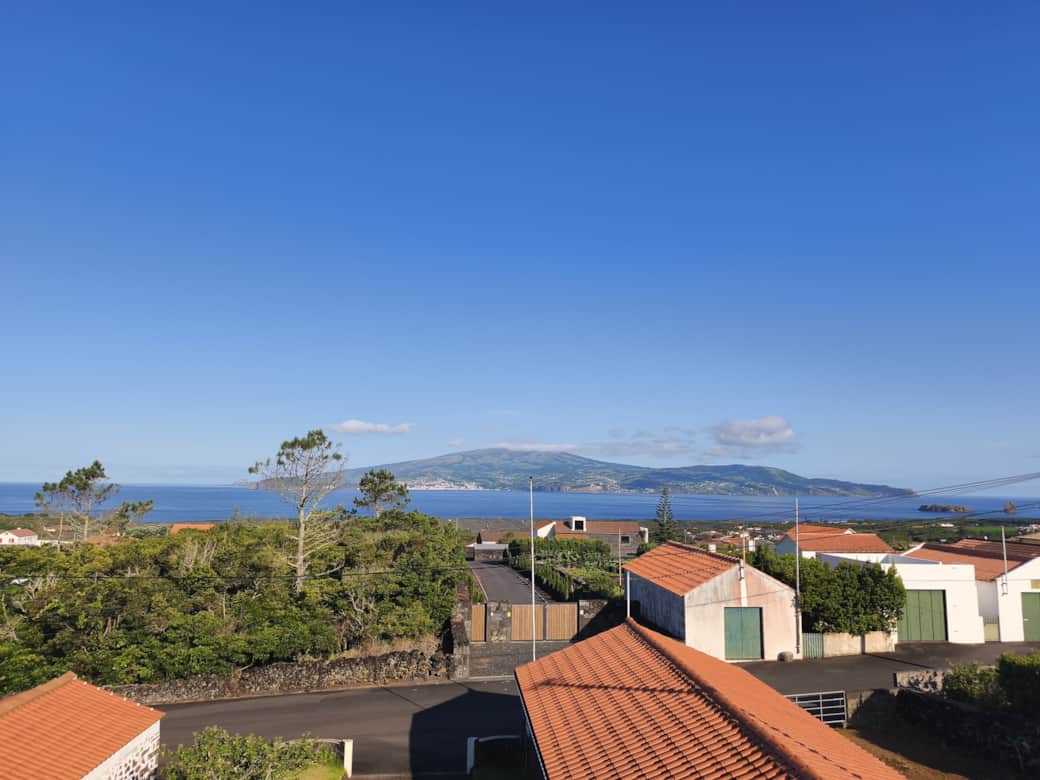 Vista da nossa varanda, sobre o canal Pico-Faial.