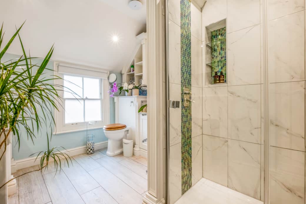 The main bathroom (with shower)