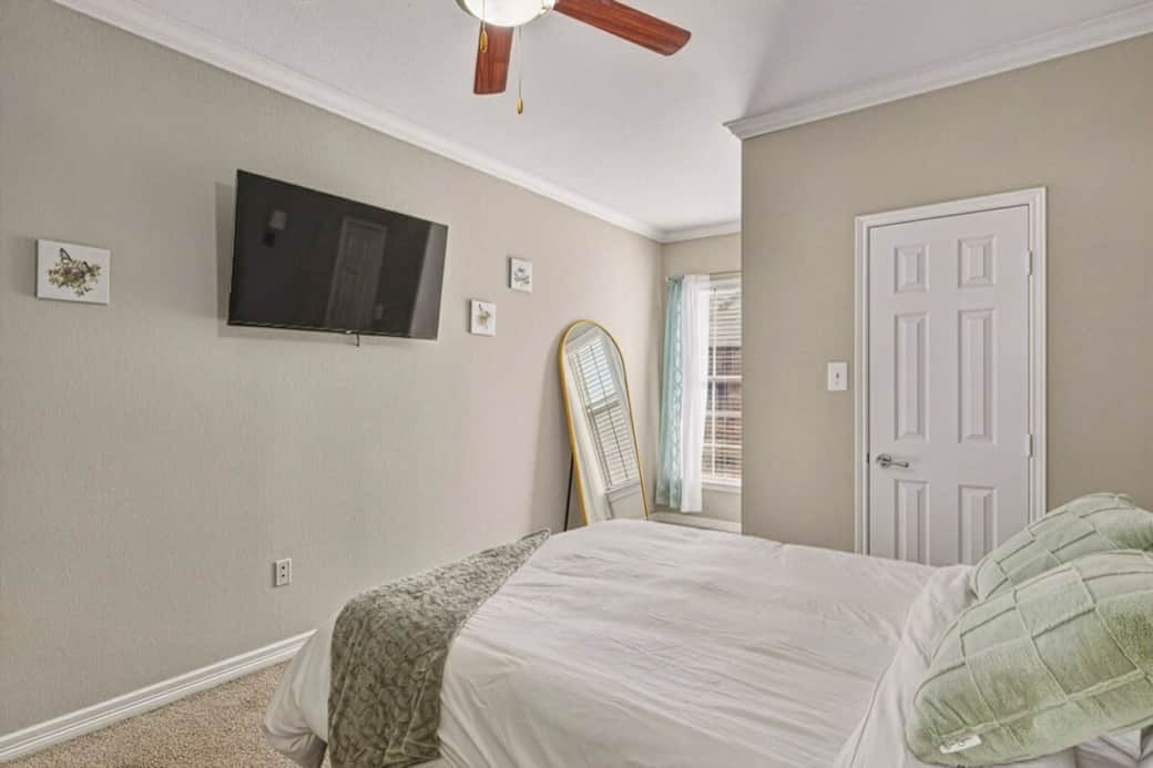 Ready to watch a movie in bed. This room is ready for you all you need is yourself. 