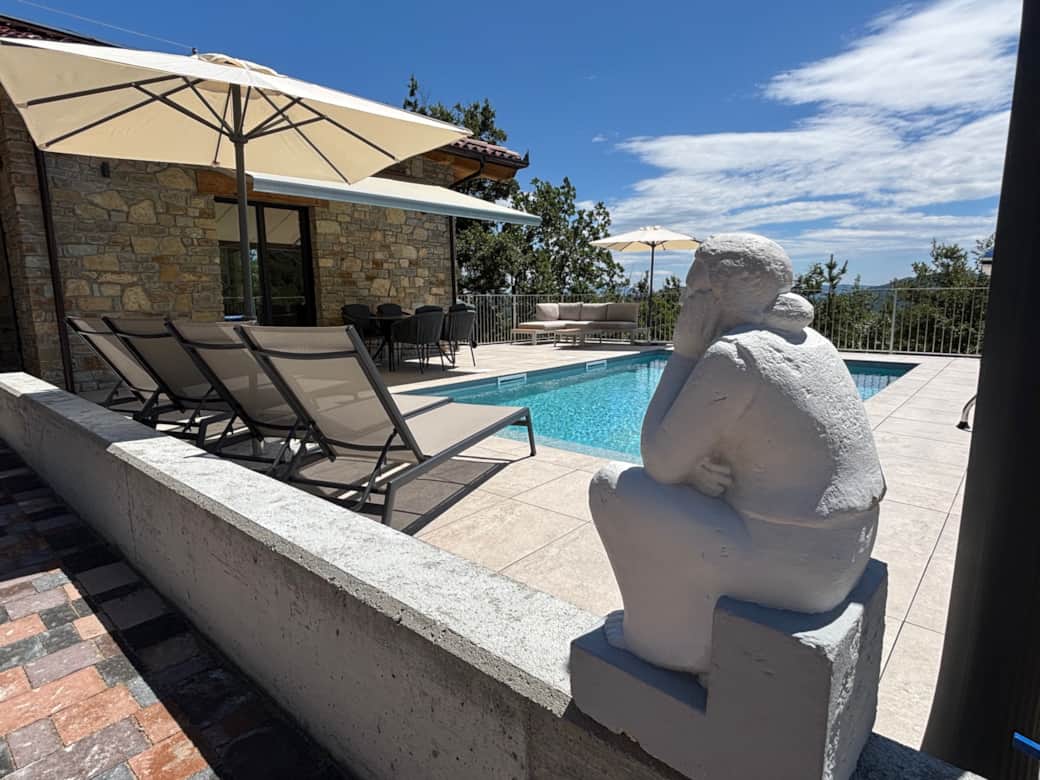 PINI - Pool mit Sonnenliegen Aussendusche Sitzgruppe Sonnenschirmen