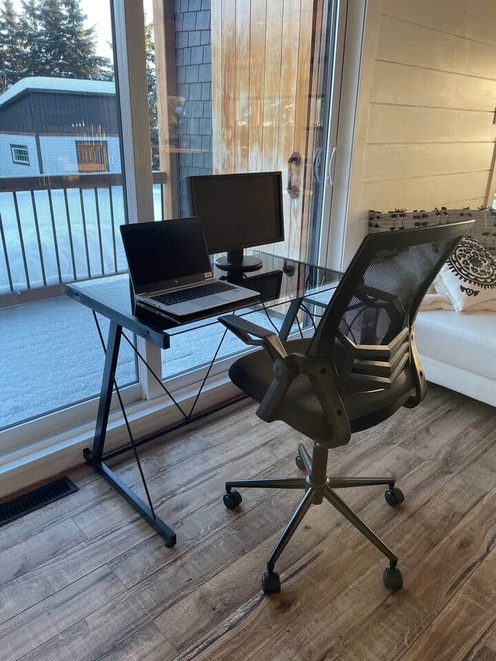 Petit bureau léger pouvant être déplacé à l’endroit de votre choix .
