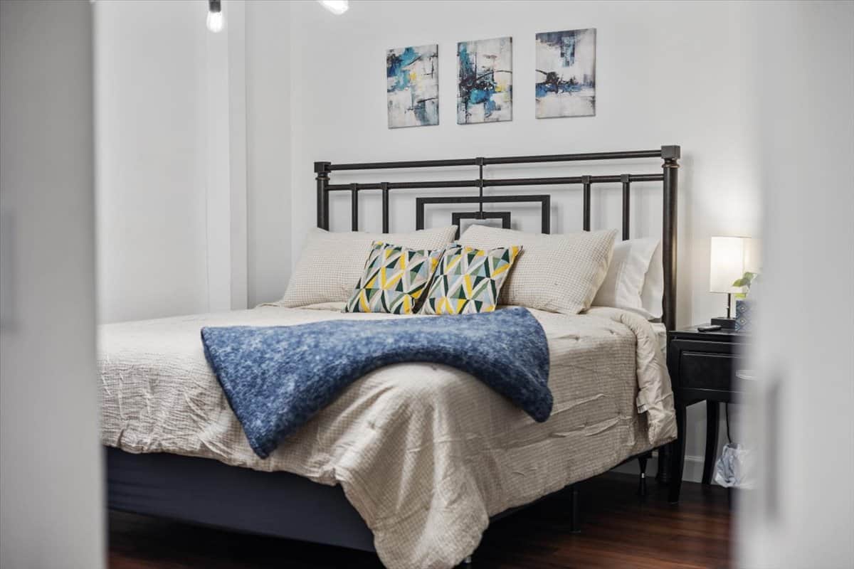 Ivors Cottage - Master Bedroom  - baseball tournament rental Cobb County