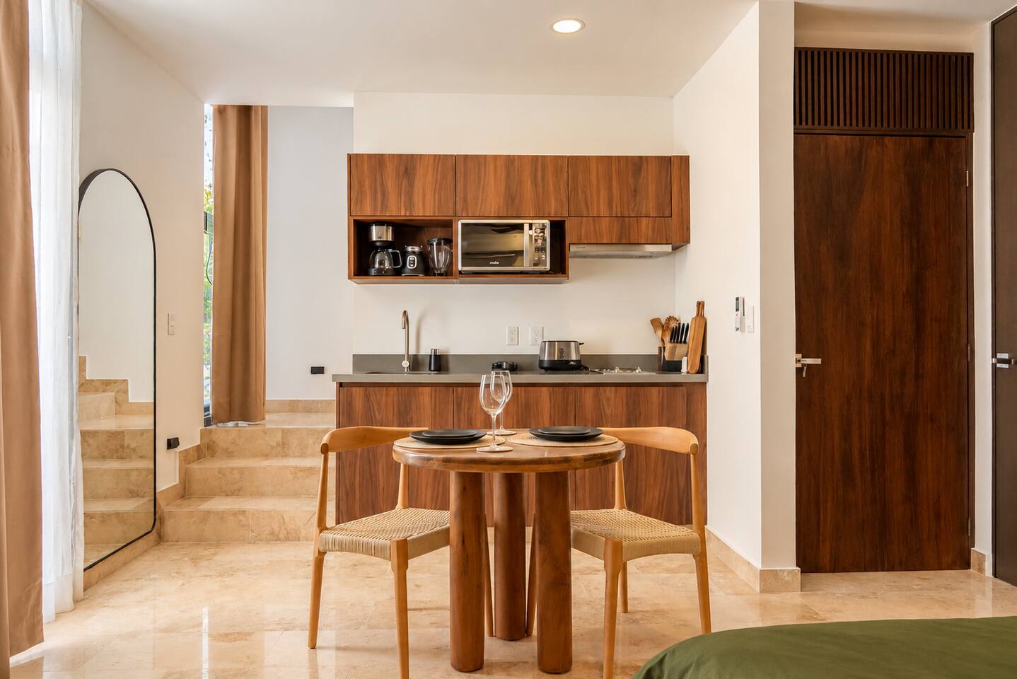 La suite principal no solo ofrece jacuzzi privado, terraza, cama king, Smart TV, aire acondicionado y baño en suite; también tiene una cocineta con parrilla de 2 quemadores, microondas, tostador, licuadora, cafetera con café, cubiertos y mesa para 2.