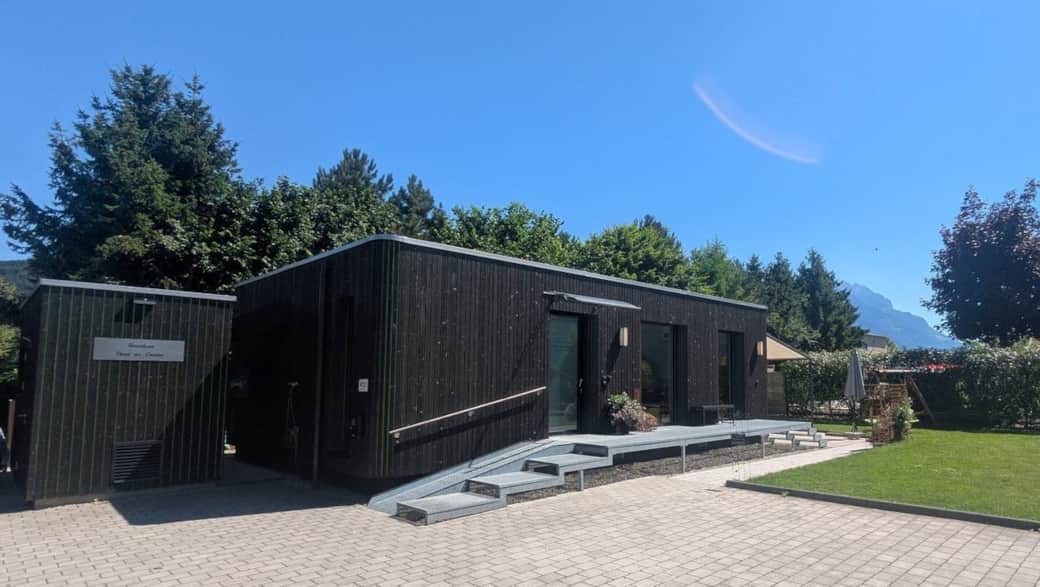 Ferienhaus mit Aussicht, Parkplatz, Eingangsrampe 1280x800