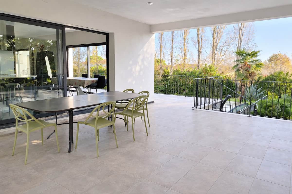 Salle à manger d'été en terrasse - villa avec piscine près de Bastia