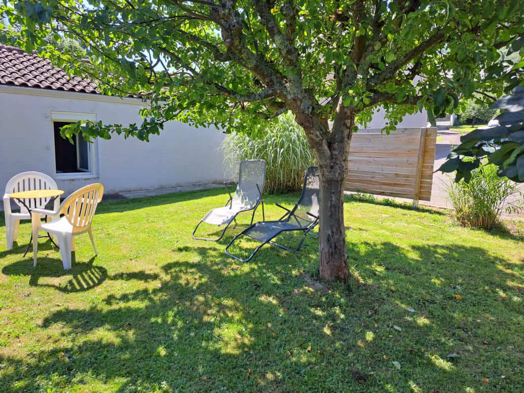 espace pelouse privé du gîte la treille