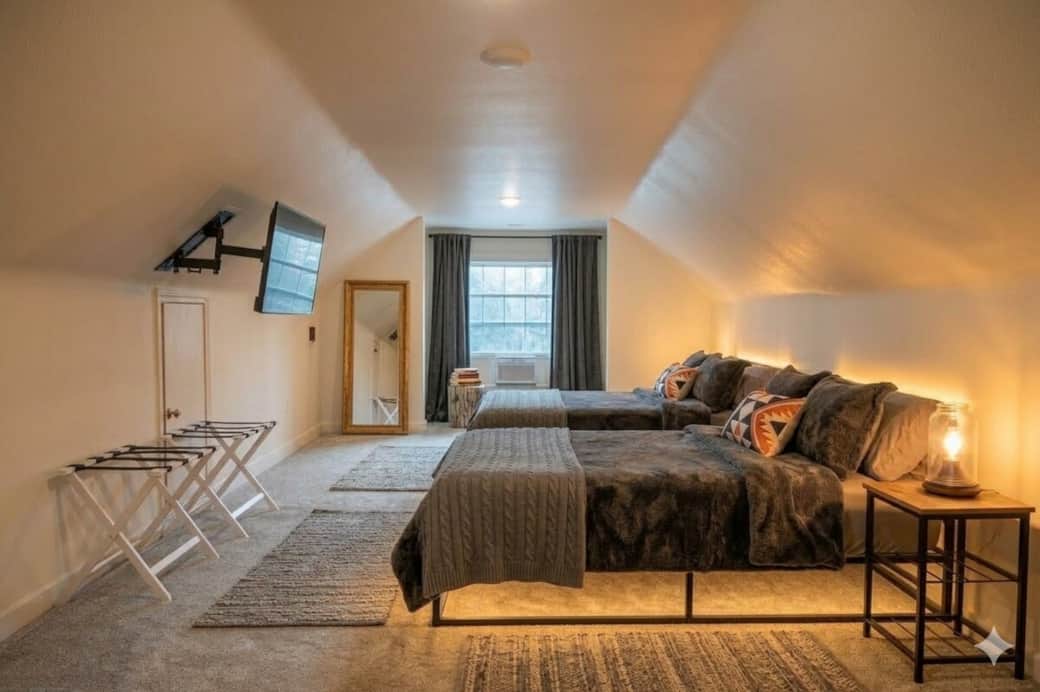 Loft with two Queen Beds Loft with two Queen Beds