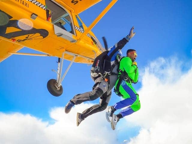 Sortie de l’avion lors d’un saut en parachute tandem