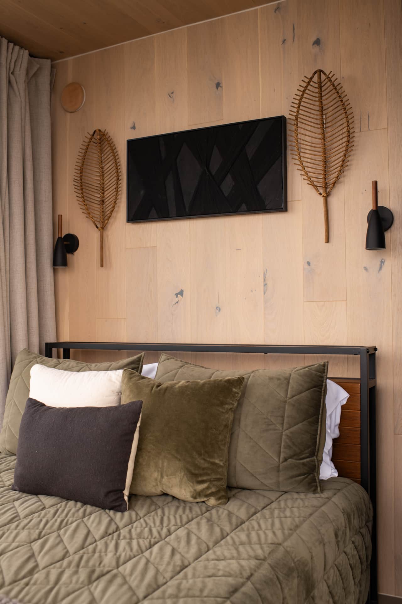 Cozy queen bed with mirrored walls and serene mountain views for a peaceful retreat.