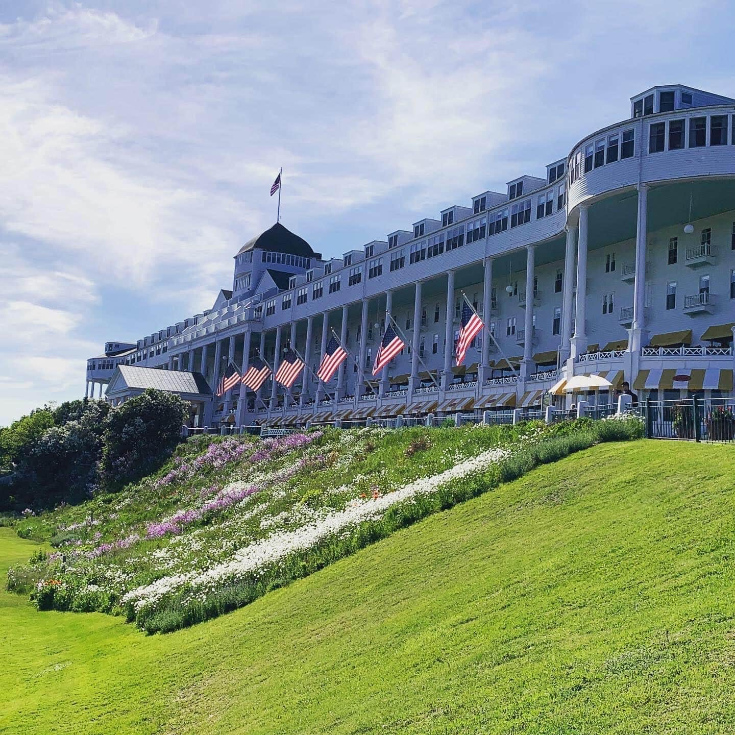 MACKINAC ISLAND - Minutes from Mackinaw City and the ferries to Mackinac Island MACKINAC ISLAND - Minutes from Mackinaw City and the ferries to Mackinac Island