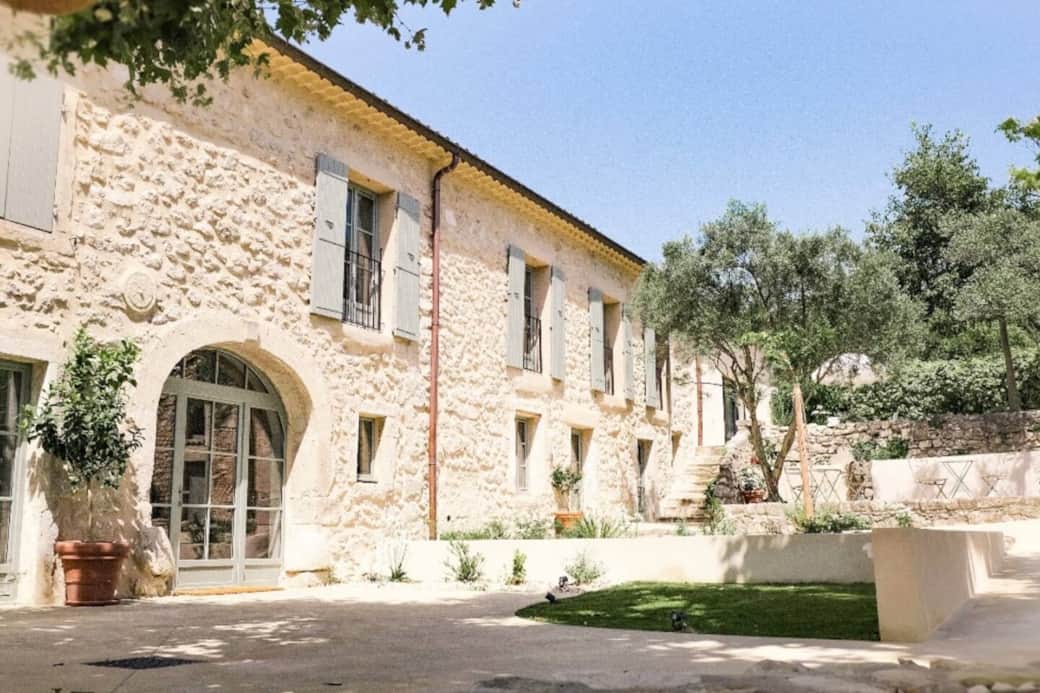Une façade en pierre qui donne tout son charme et son authenticité au mas
