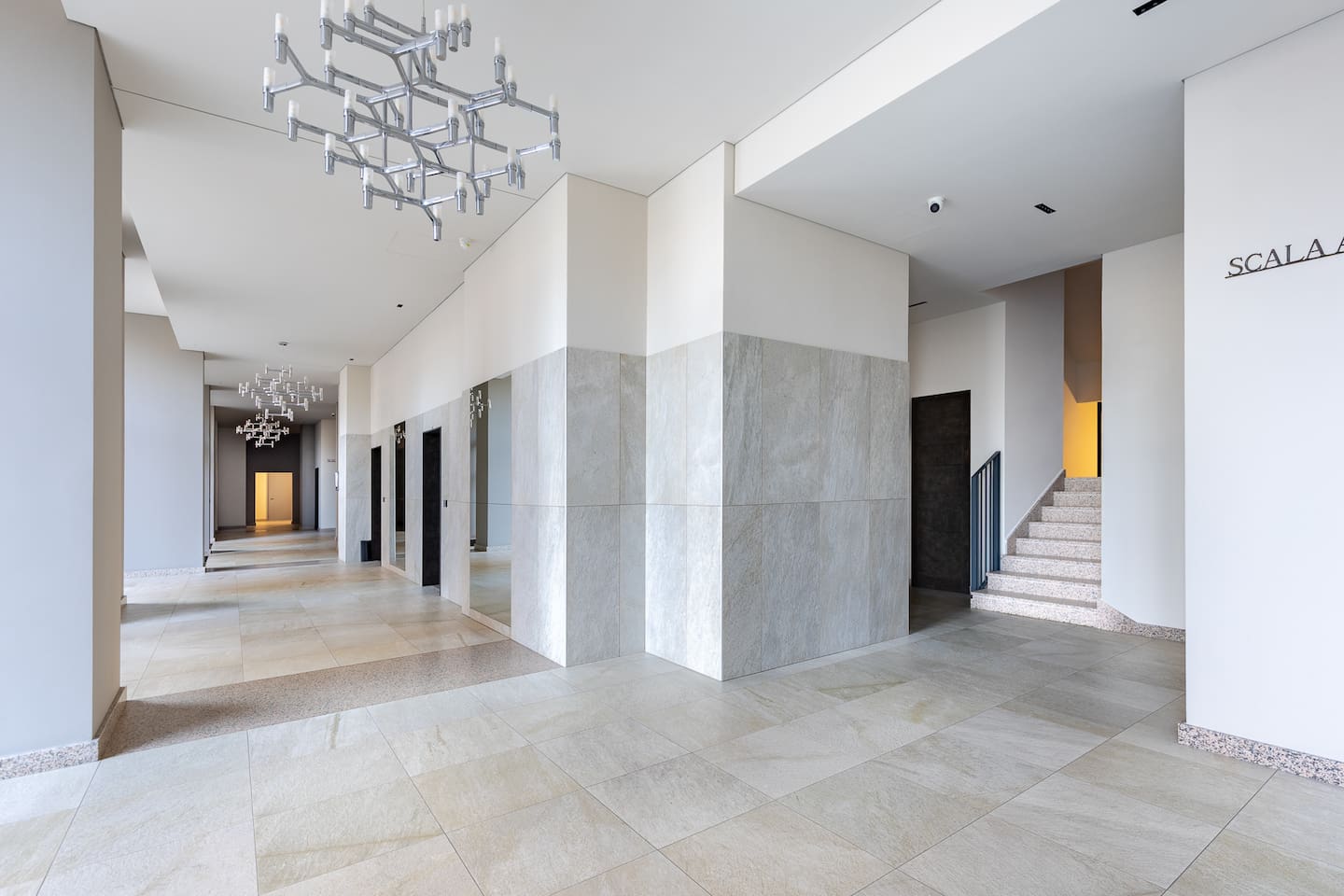 Ingresso al  moderno condominio con ascensore