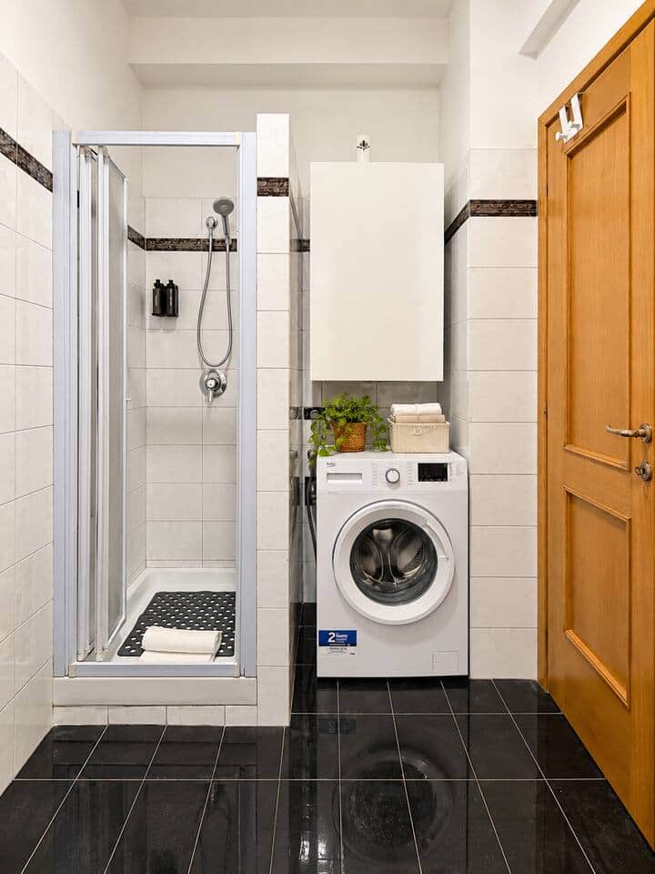 Bagno completo e dotato di lavatrice.