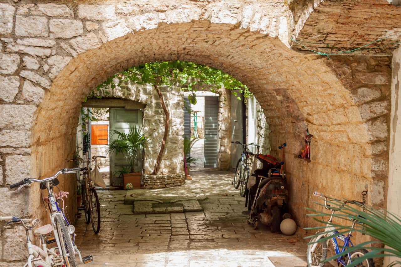 Many restaurants, bars, coffee shops and ice cream shops to choose from