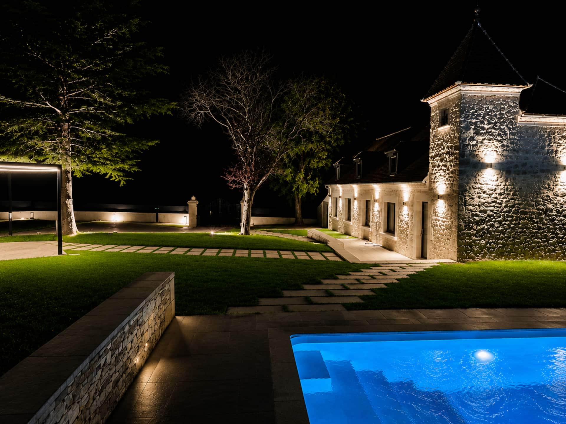 Le jardin et la piscine éclairés de la Bastide du Causse
