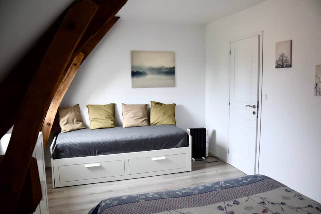 Depuis la chambre vous pouvez accéder au hall de nuit qui comprend un espace de repas ou de travail. Il est également possible de prendre les repas à la table d'hôte au r-d-c